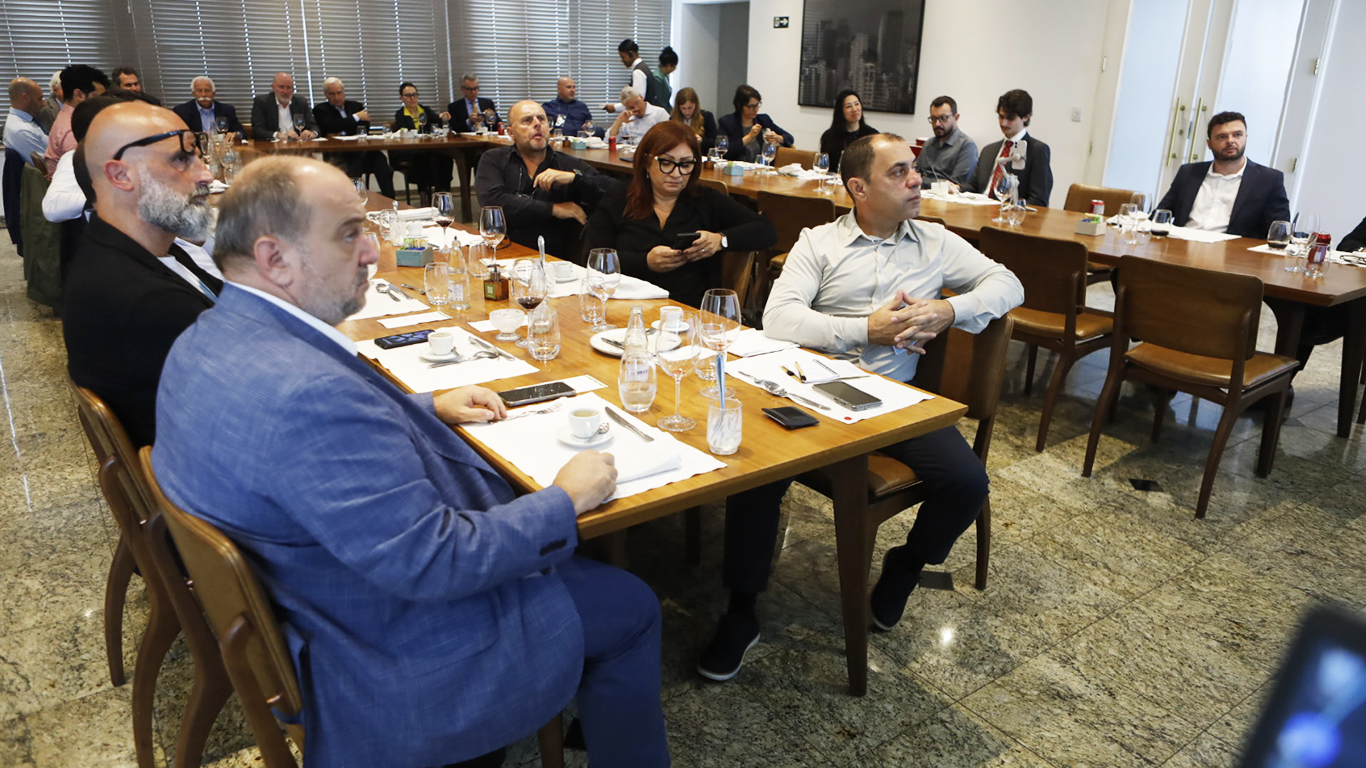 Delegação assistiu a apresentações sobre inteligência comercial e logística