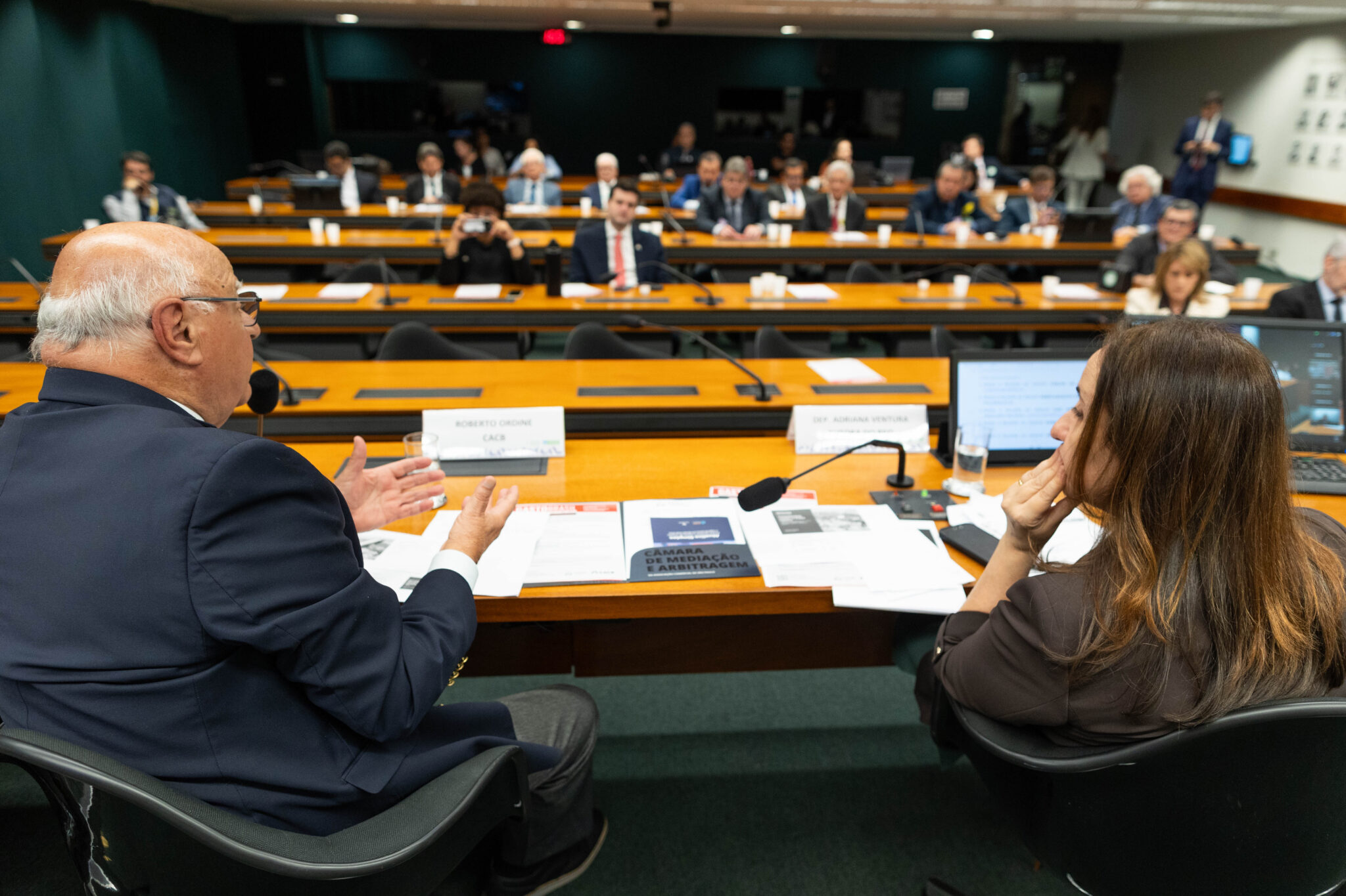 Roberto Ordine, da CACB e ACSP, fala em audiência na Câmara dos Deputados ao lado da deputada Adriana Ventura. Foto: Wenderson Araujo/Trilux