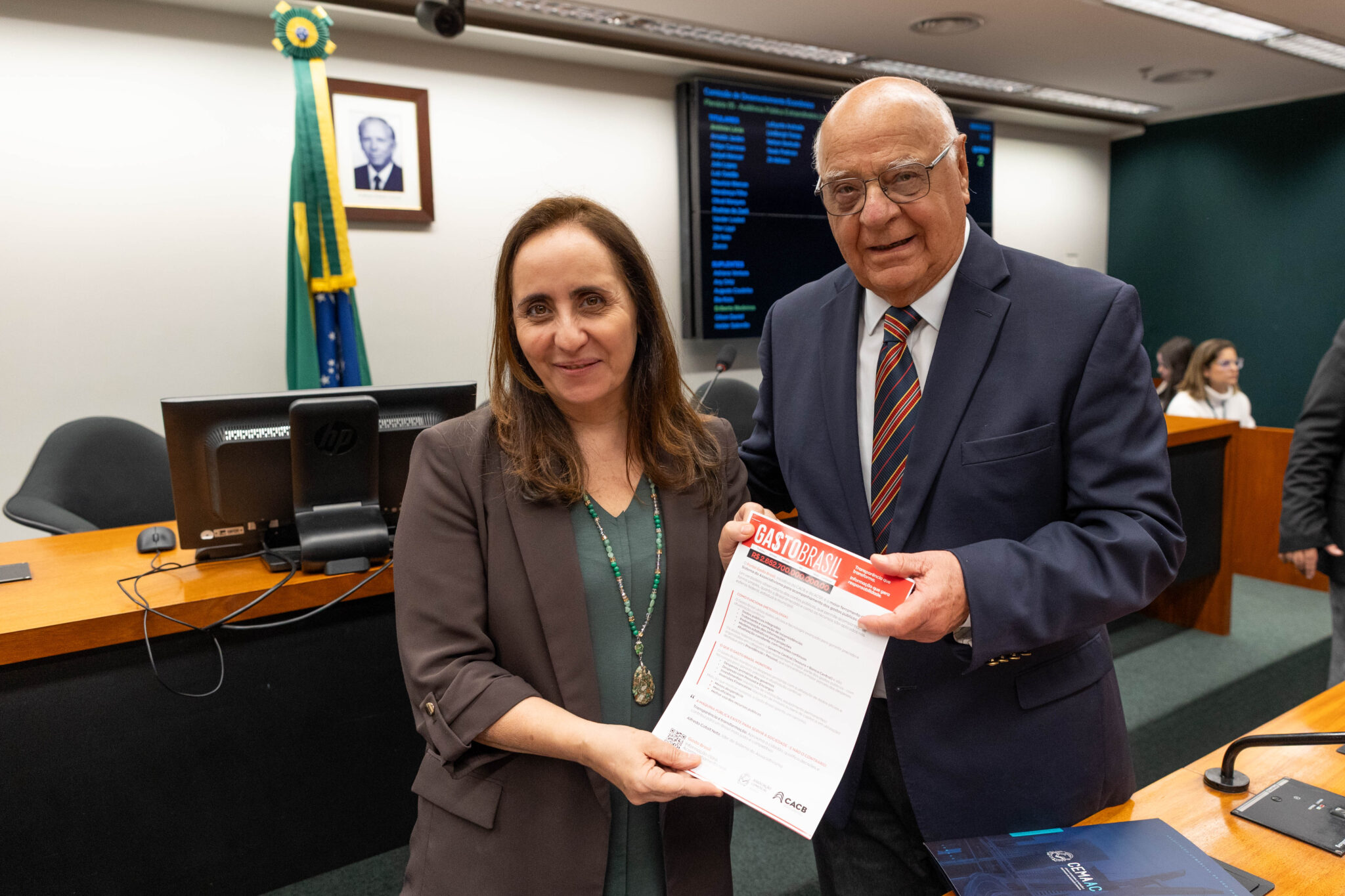 Roberto Ordine entrega informações sobre do Gasto Brasil, da CACB e ACSP, a deputada Adriana Ventura. Foto: Wenderson Araujo/Trilux